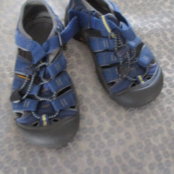 Keen boys sz 1 waterproof shoes hardly used - Picture 1 of 5